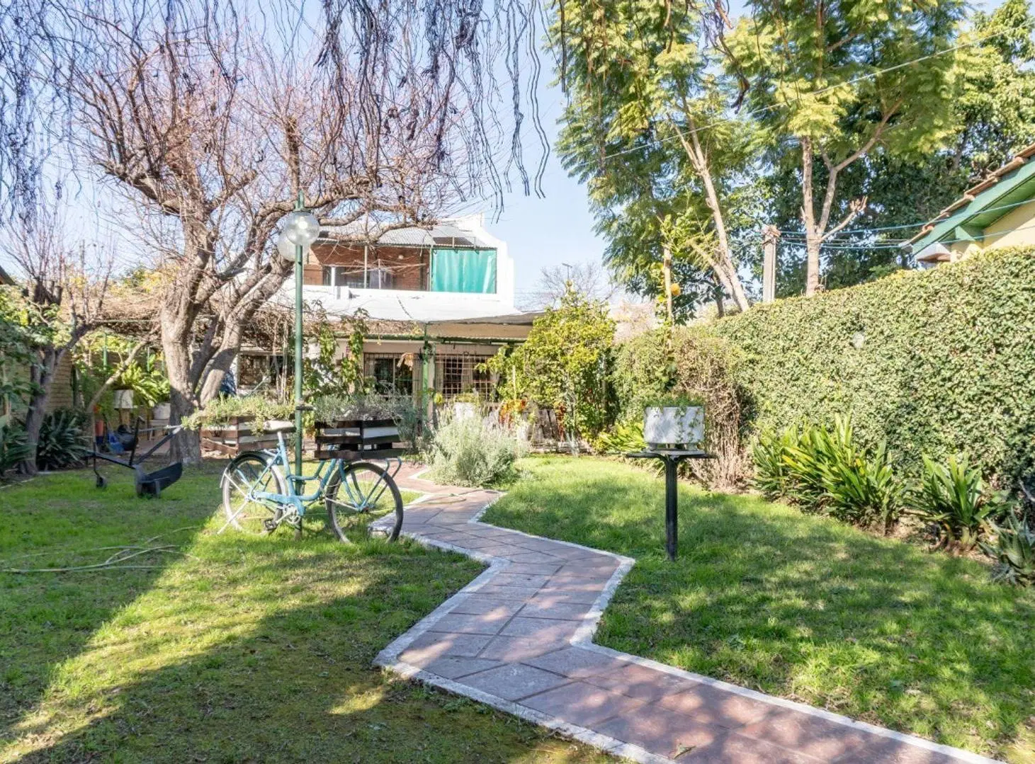 Venta hermosa Casa Financia 7 Ambientes Temperley 2