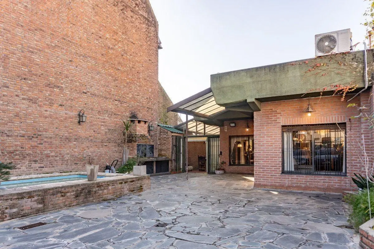 Casa 4 ambientes con enorme jardín en San Martín 3