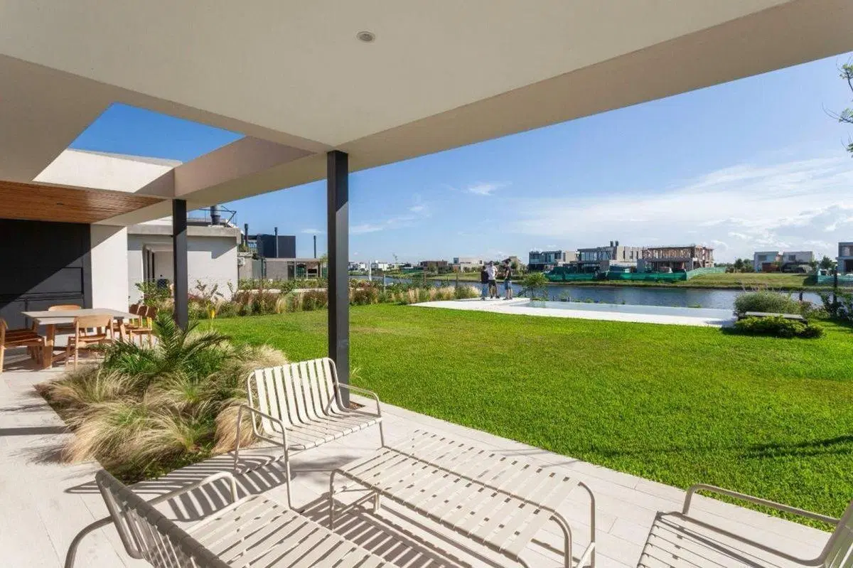 CASA A LA LAGUNA, BARRIO COSTAS PUERTOS ESCOBAR 4