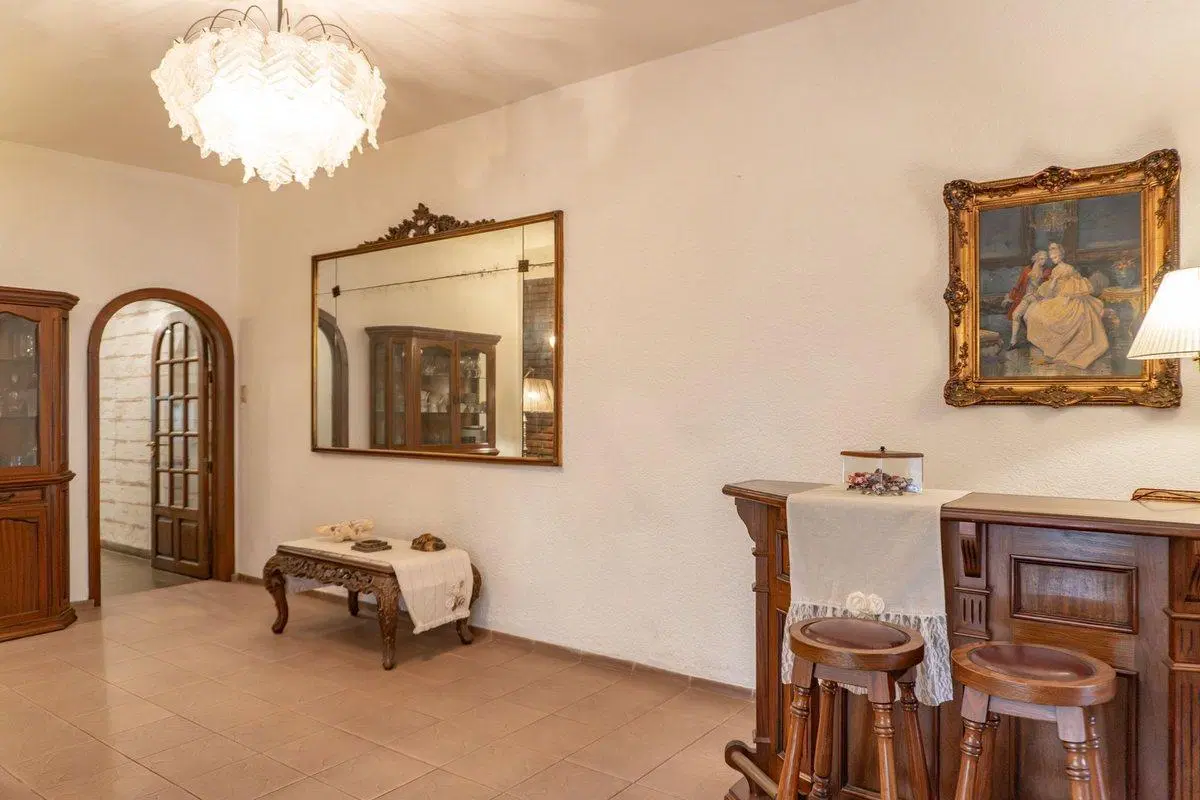 Casa 4 ambientes con enorme jardín en San Martín 2