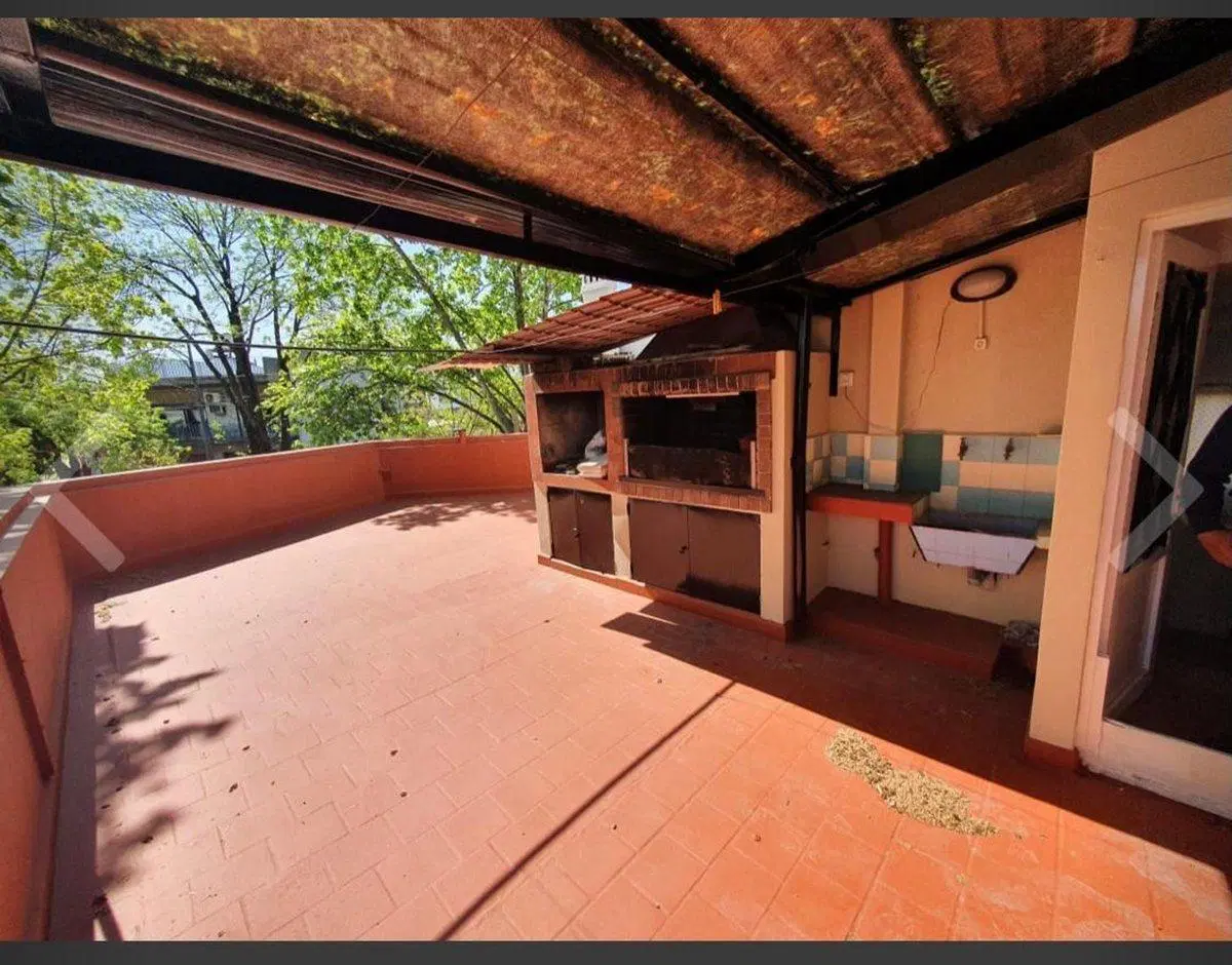 VENTA CASA COCHERA TERRAZA LINIERS c/RENTA 8