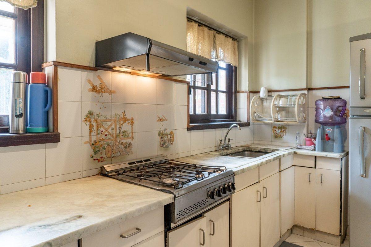 Foto de VENTA Casa 4 AMBIENTES con Jardin y cochera OLIVOS, imagen 3