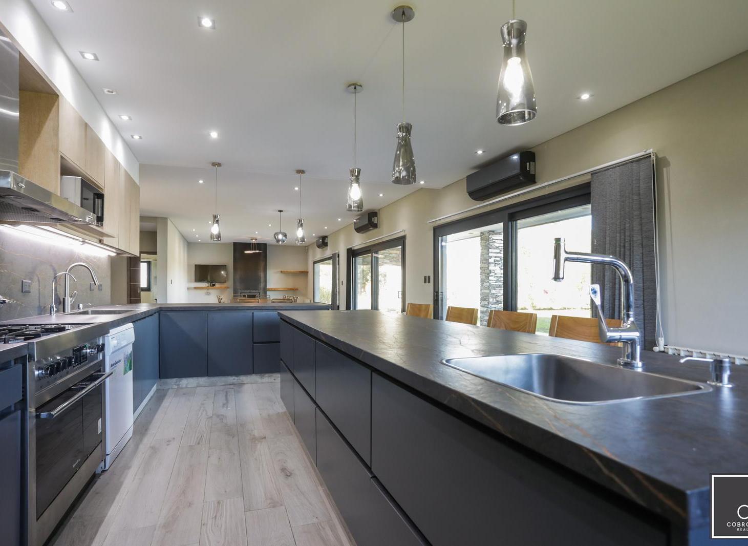 Foto de Venta Casa 7 ambientes en Canning barrio Fincas del Alba, imagen 1
