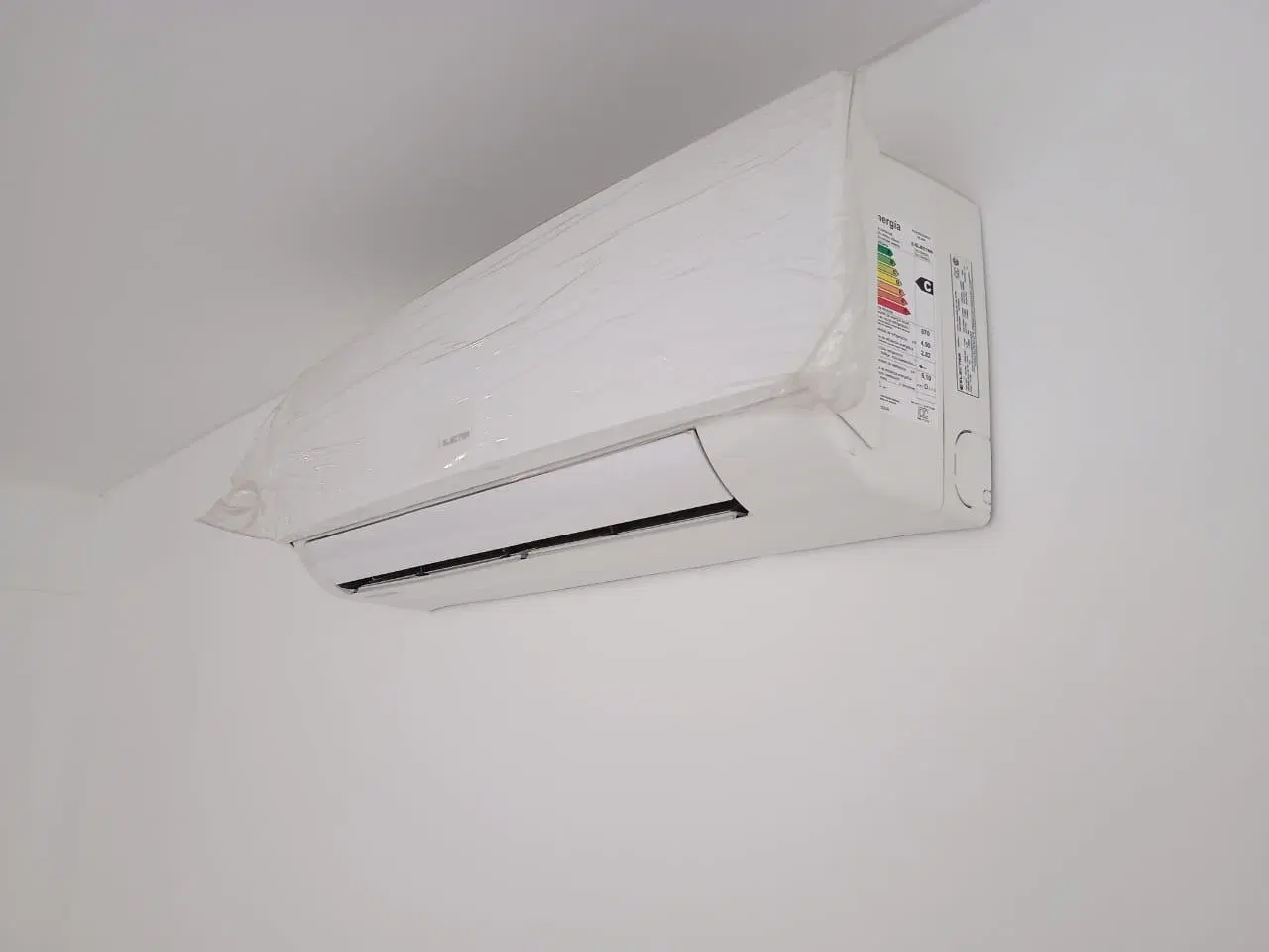 Monoambiente amplio a estrenar, con balcón, luminoso, bajas expensas. 4