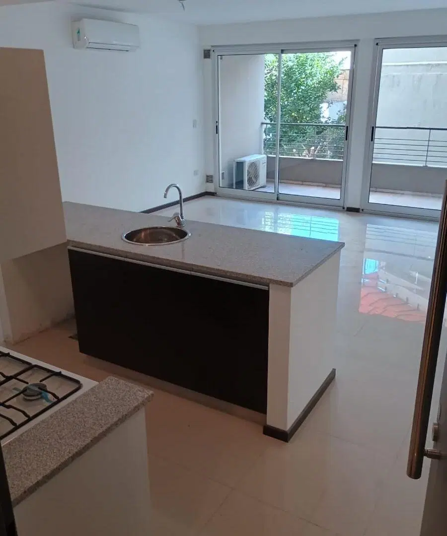 Monoambiente amplio a estrenar, con balcón, luminoso, bajas expensas. 2