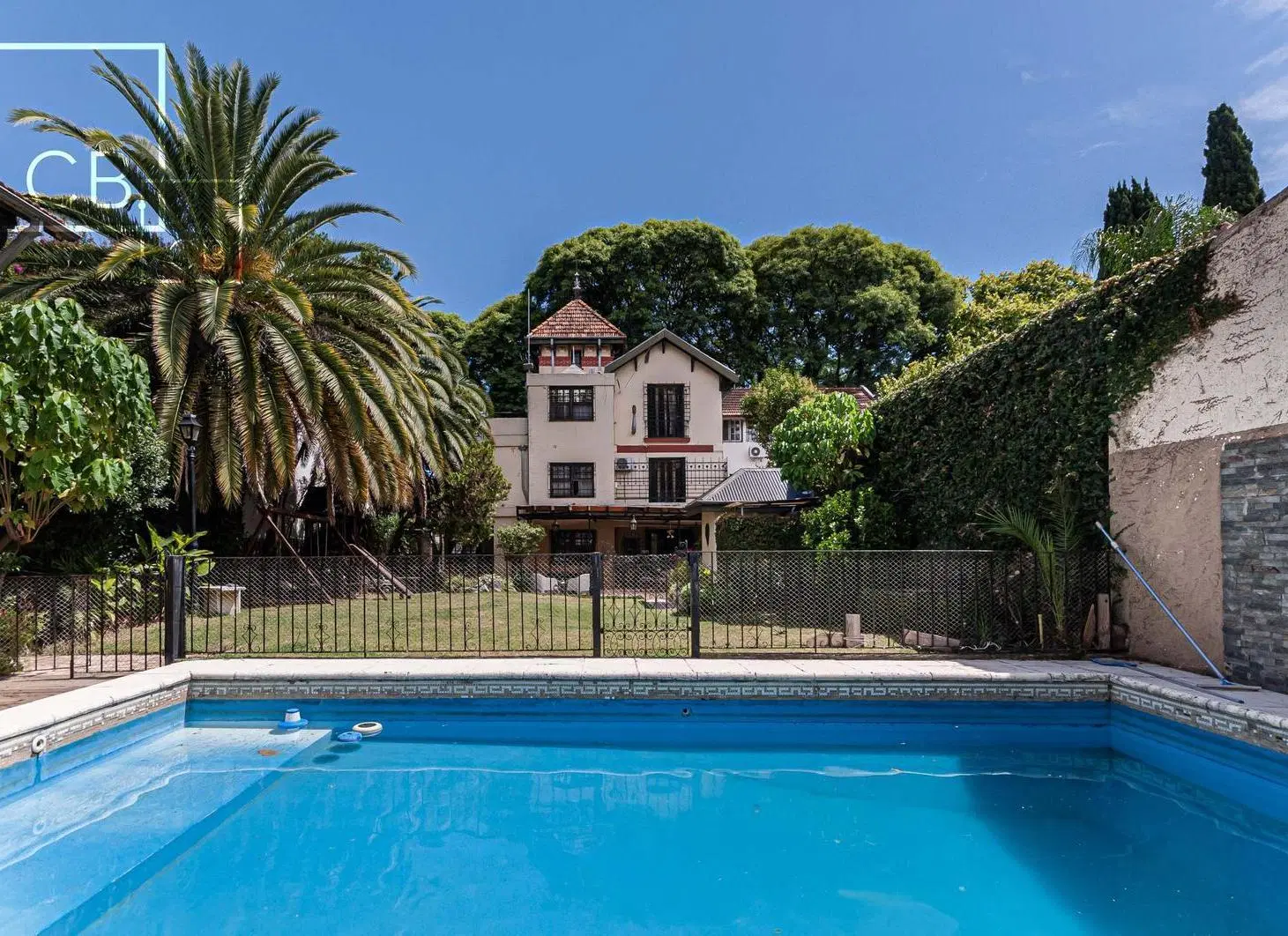 CASONA SEÑORIAL REMODELADA, DOBLE FRENTE,  749 m² DE TERRENO, JARDIN, PISCINA, MÚLTIPLES DESTINOS. 3