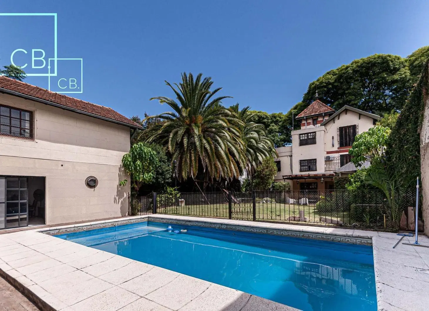 CASONA SEÑORIAL REMODELADA, DOBLE FRENTE,  749 m² DE TERRENO, JARDIN, PISCINA, MÚLTIPLES DESTINOS. 2
