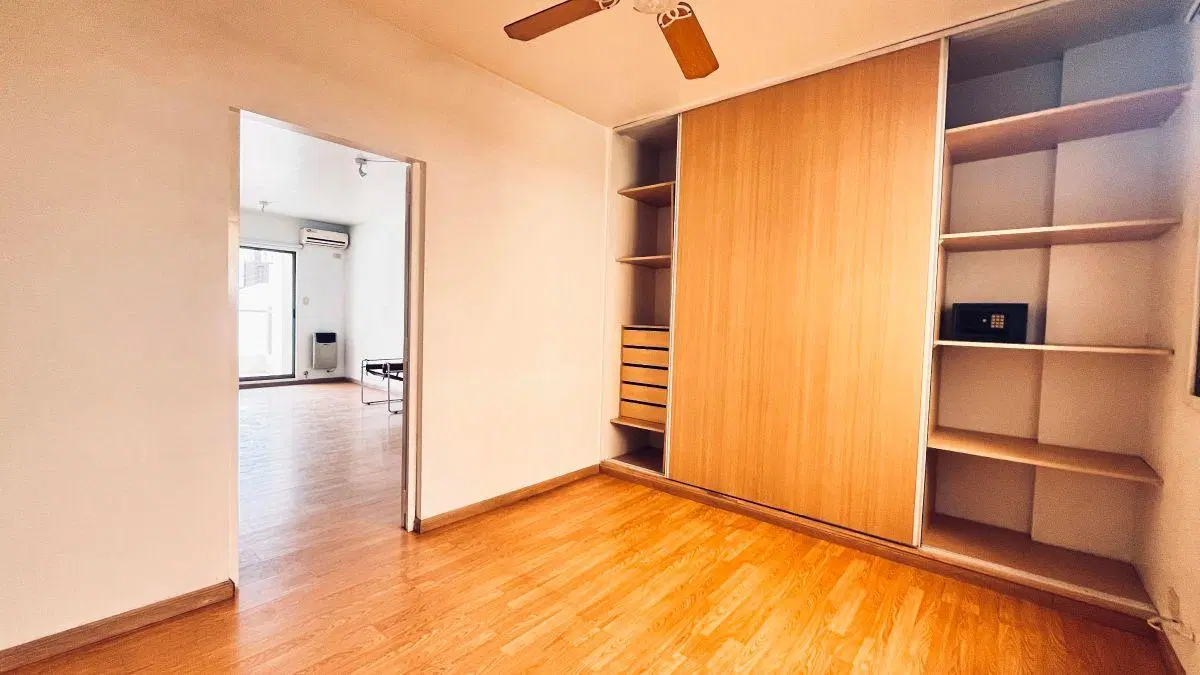 Venta. San Cristobal. Departamento dos ambientes con balcón y cochera. 5