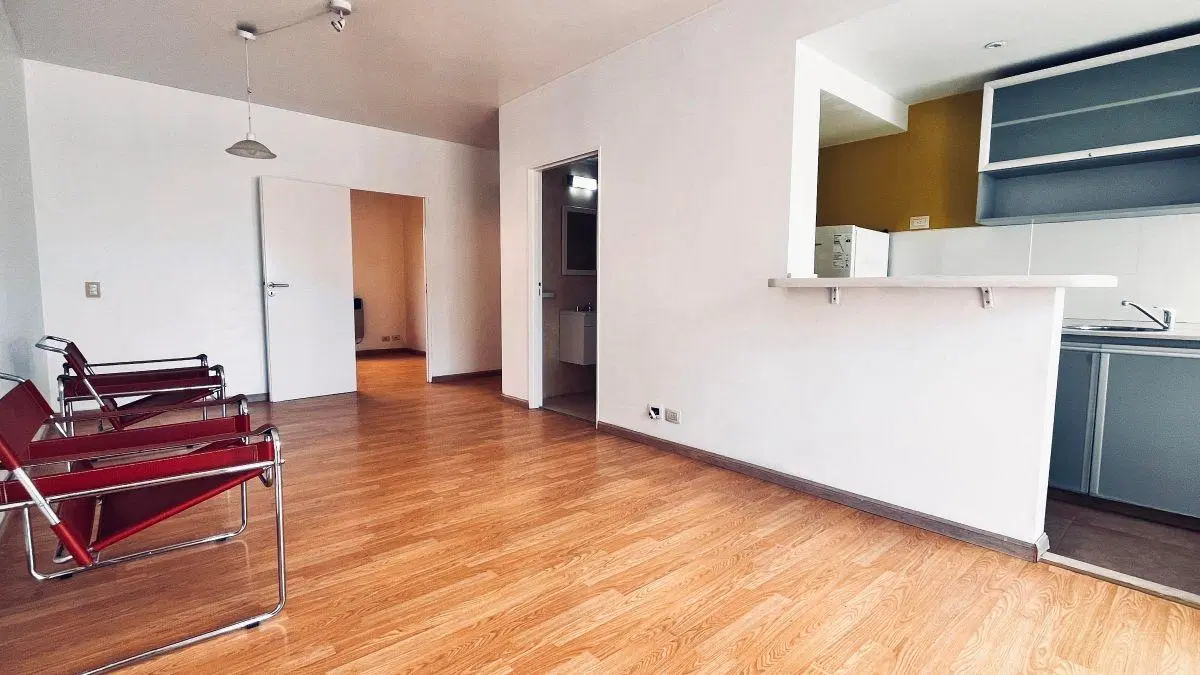 Venta. San Cristobal. Departamento dos ambientes con balcón y cochera. 1