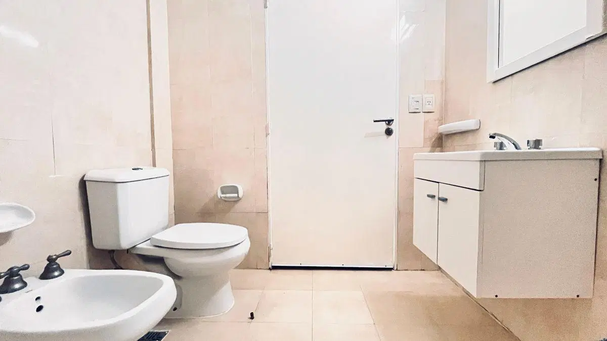 Venta. San Cristobal. Departamento dos ambientes con balcón y cochera. 2