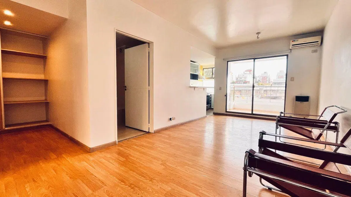 Venta. San Cristobal. Departamento dos ambientes con balcón y cochera. 3