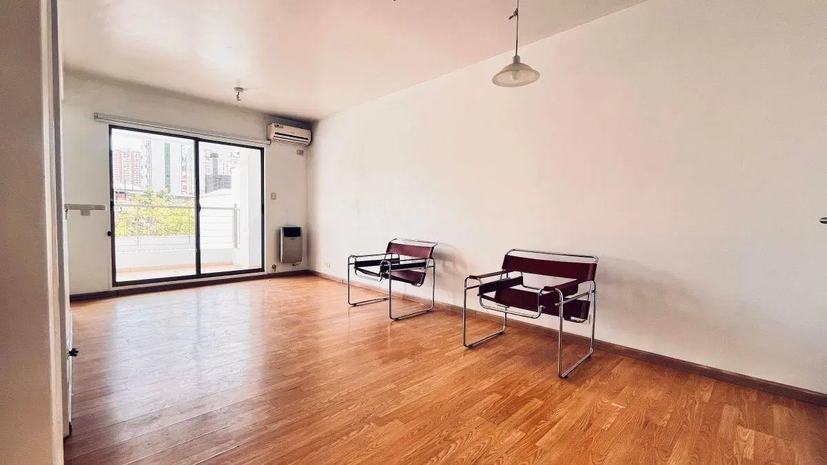 Venta. San Cristobal. Departamento dos ambientes con balcón y cochera. 4