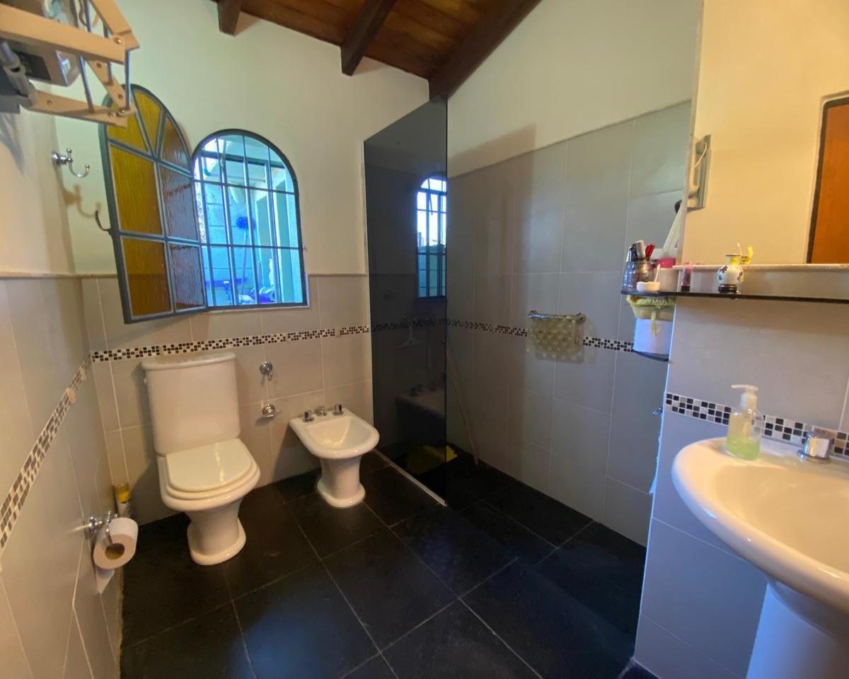 Foto de CASA VENTA AGUA DE ORO 2 DORMITORIOS 2 BAÑOS 167 m2 cubiertos 539 m2 de, imagen 2