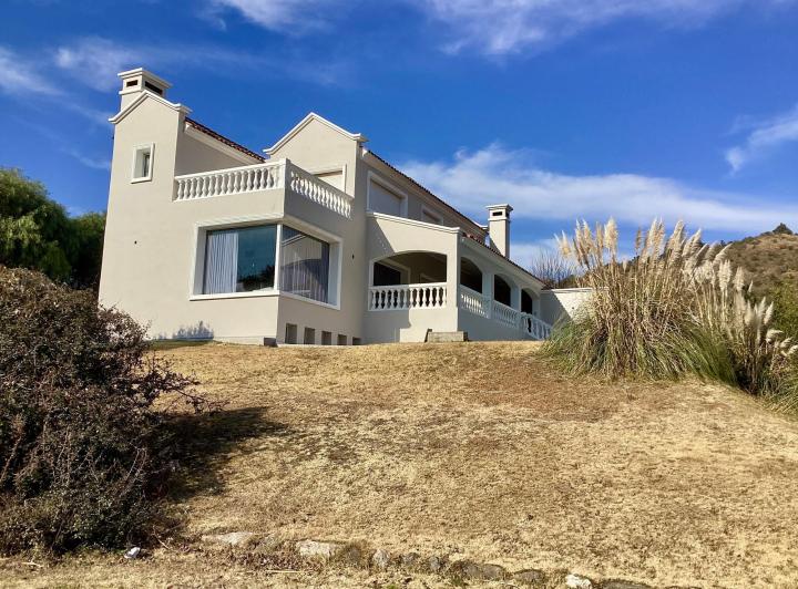 CASA VENTA POTRERILLO LARRETA  600 m2 cubiertos CANCHA DE GOLF 2