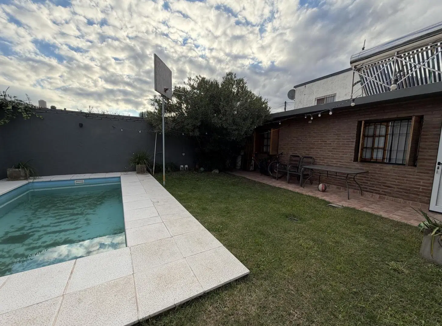 Casa de 4 dormitorios en Barrio Residencial Santa Rosa en excelentes condiciones! POSIBILIDAD DE REC 4