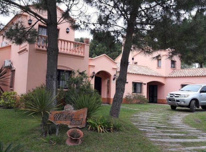 Chalet colonial, en dos plantas, de 4 dorm, dependencias, ga