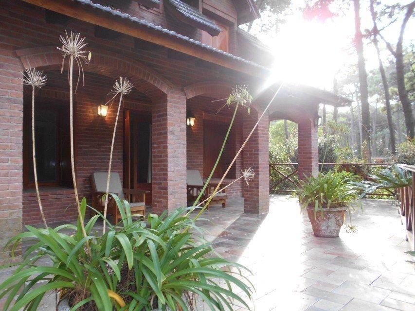 Casa 4 dormitorios. | Cefiro esq. Banes de Troya al 100
