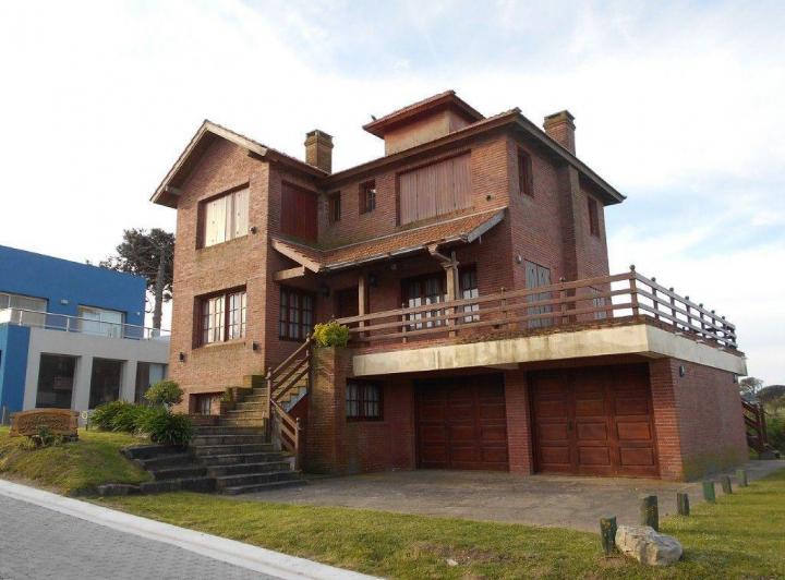 Casa 5 dormitorios. | De las Gaviotas al 300
