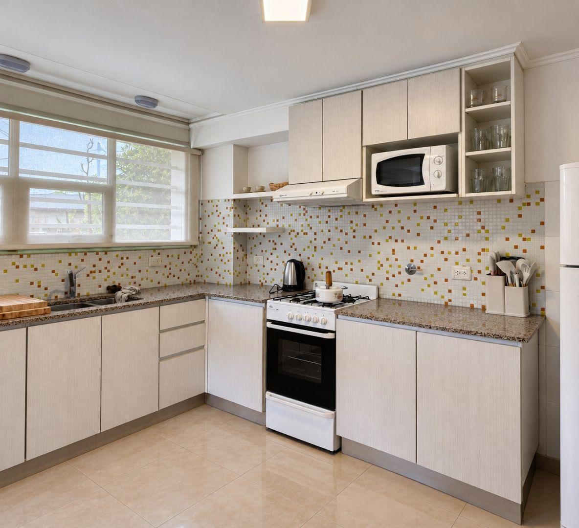 Foto de En Venta: Casa en dos plantas, de 6 dorm. en suite, depto. C, imagen 2