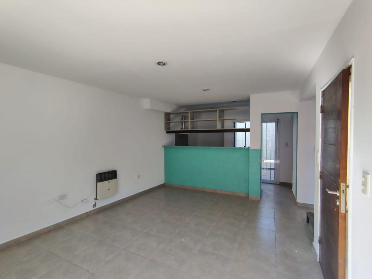 ZEBALLOS Ofrece en alquiler: Dúplex 2 dormitorio, 2 baños, Cochera ubicado en Calle Gargantini al 38