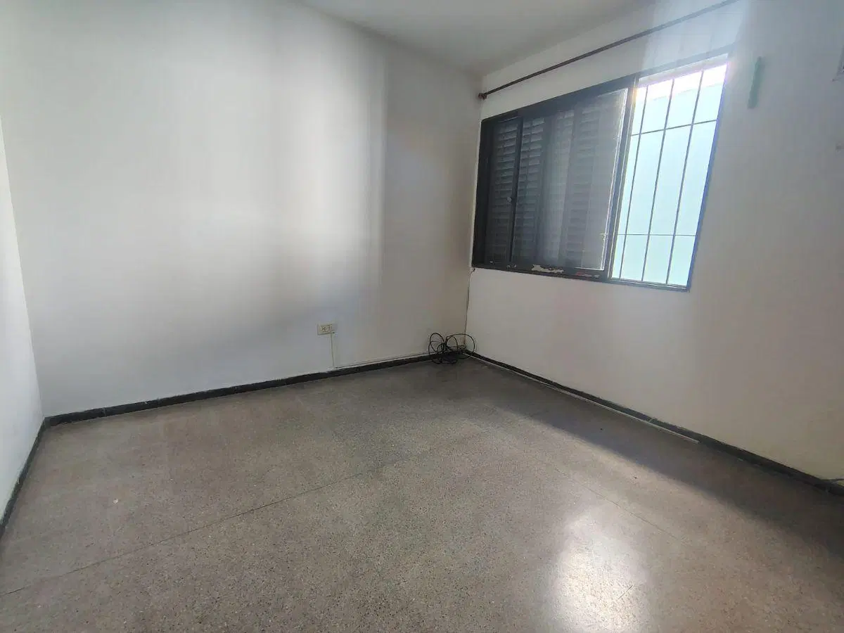 ZEBALLOS Ofrece en alquiler: Casa 3 dormitorios, 2 baños, 2 Cocheras ubicado en calle Monseñor Orzal 1
