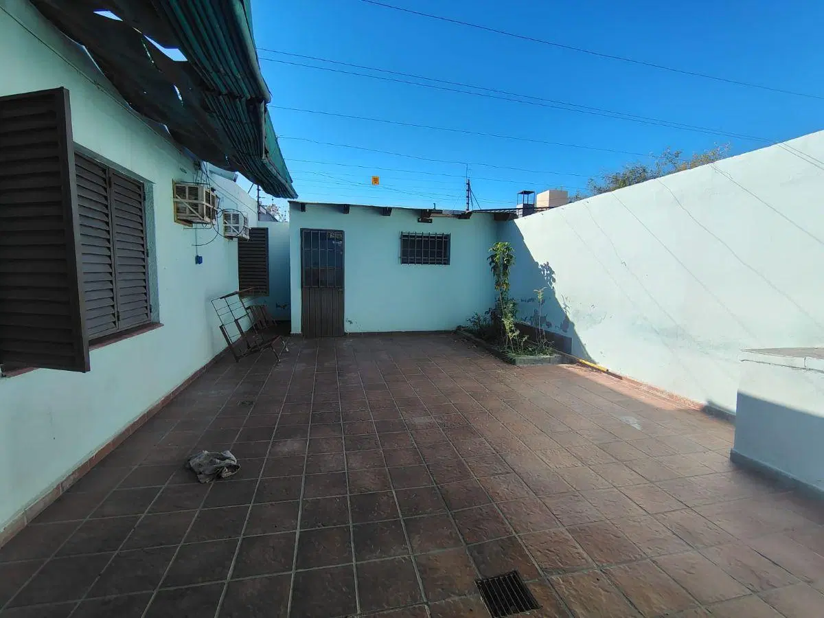 ZEBALLOS Ofrece en alquiler: Casa 3 dormitorios, 2 baños, 2 Cocheras ubicado en calle Monseñor Orzal 2