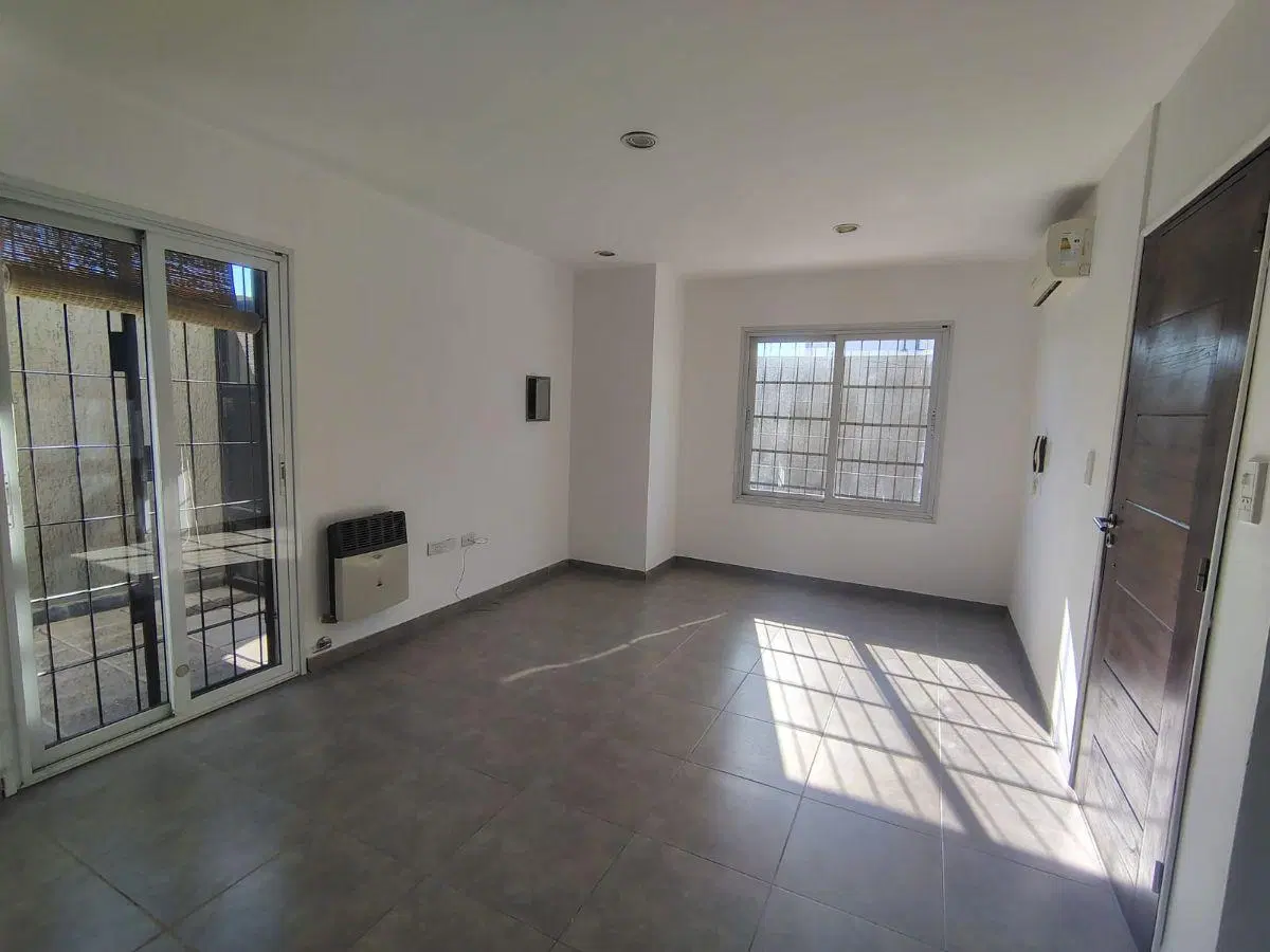 ZEBALLOS Ofrece en alquiler: Dúplex 2 dormitorio, 2 baños, Cochera ubicado en Calle Gargantini al 39 3