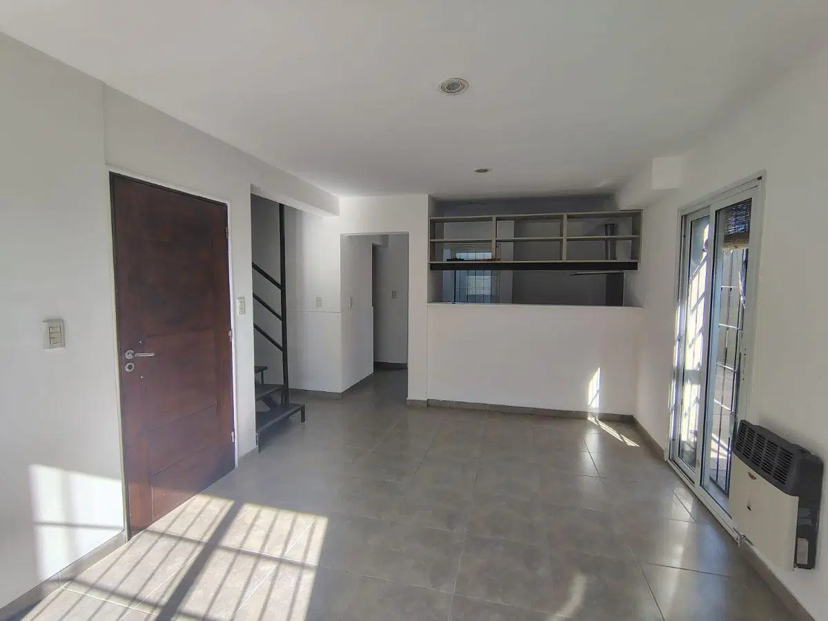 ZEBALLOS Ofrece en alquiler: Dúplex 2 dormitorio, 2 baños, Cochera ubicado en Calle Gargantini al 39 1
