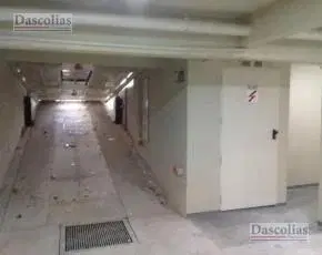 Cochera cubierta en excelente ubicación, a metros de Yrigoyen. 2