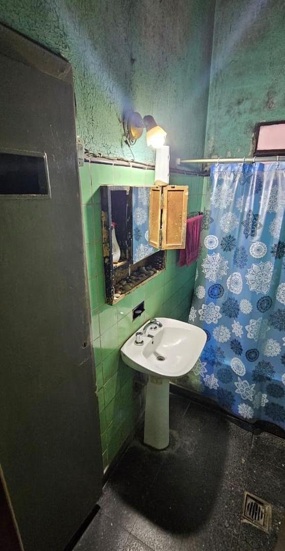 Foto de Casa de 4 Ambientes en Venta en Banfield Oeste, imagen 2