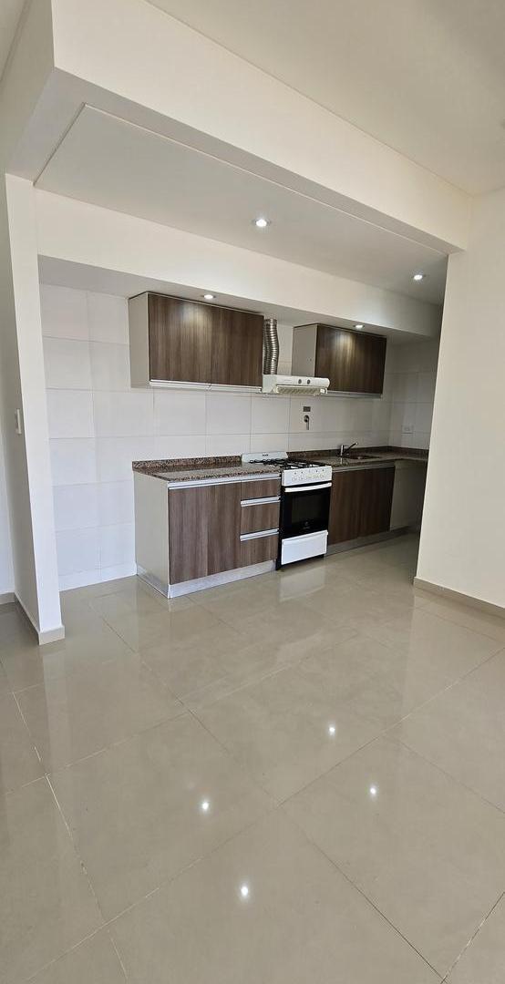 Foto de Departamento de 2 ambientes con cochera! Pleno centro de Escalada, imagen 1