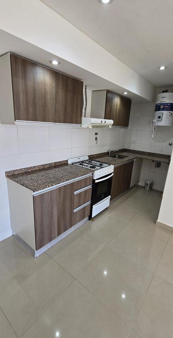 Foto de Departamento de 2 ambientes con cochera! Pleno centro de Escalada, imagen 3