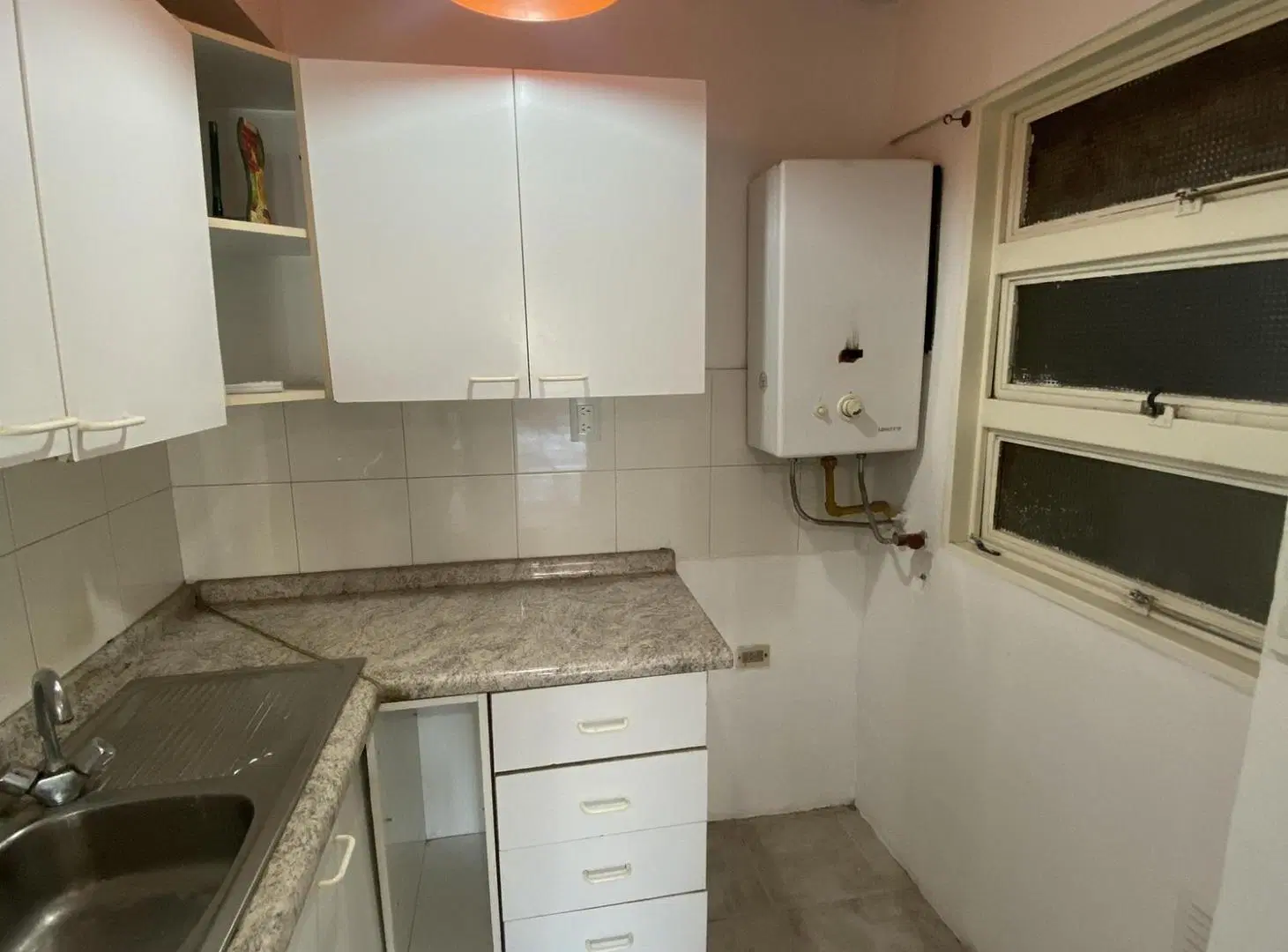 Departamento 2 dormitorios amplios con balcón sobre calle Estrada 1
