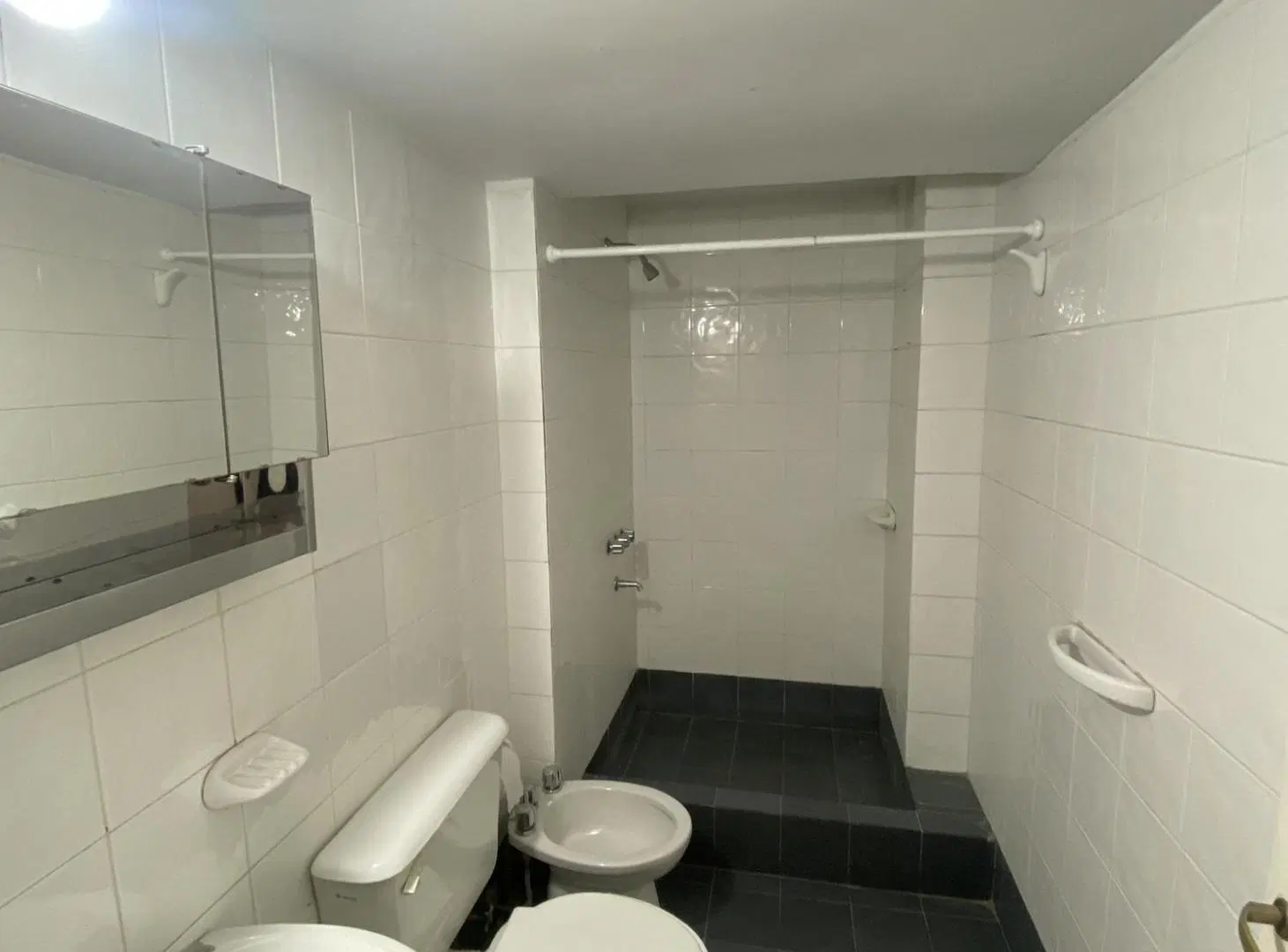 Departamento 2 dormitorios amplios con balcón sobre calle Estrada 3