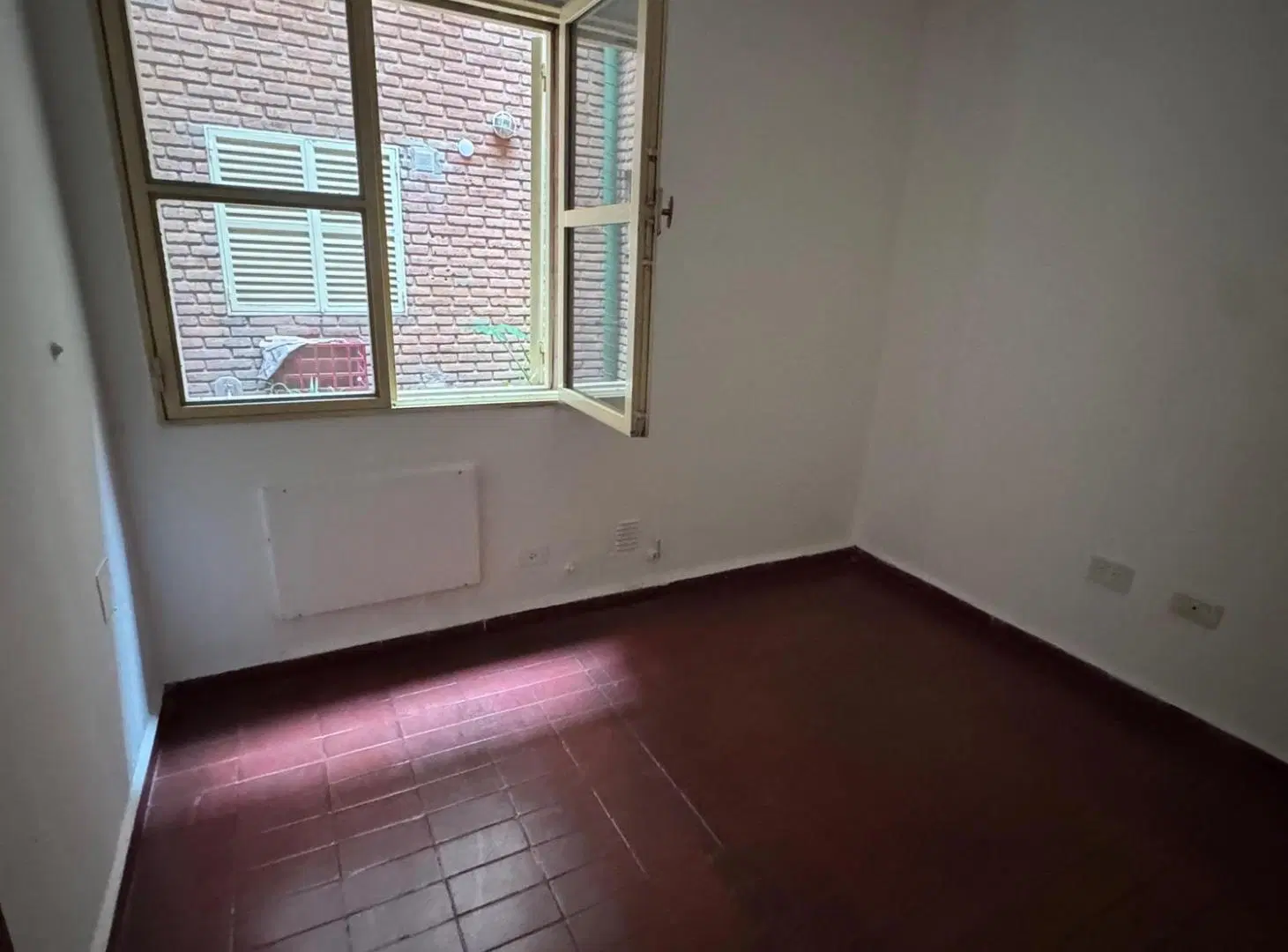 Alquiler local comercial con 3 privados con salida a patio interno en barrio Alberdi 4