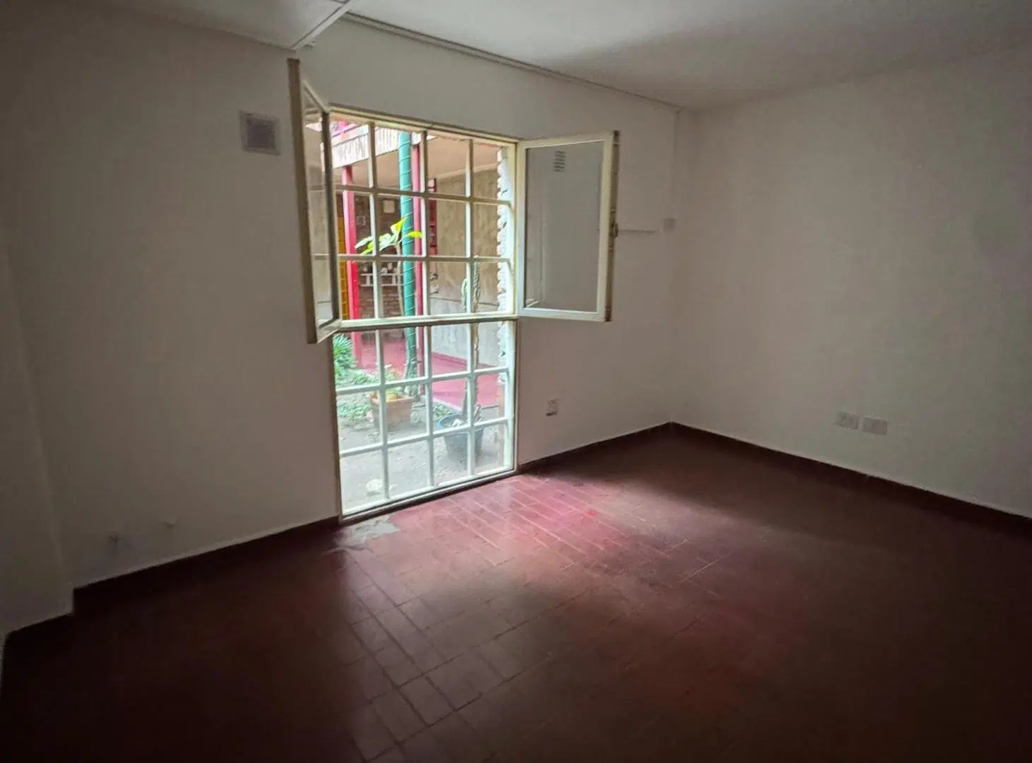 Alquiler local comercial con 3 privados con salida a patio interno en barrio Alberdi 2