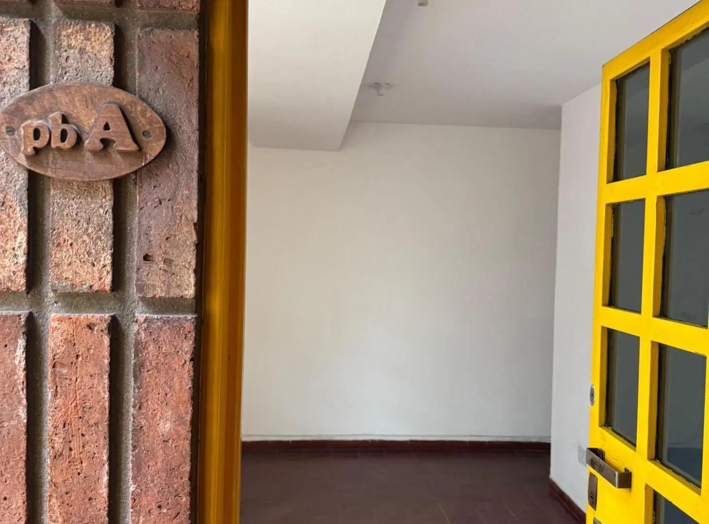 Alquiler local comercial con 3 privados con salida a patio interno en barrio Alberdi 3