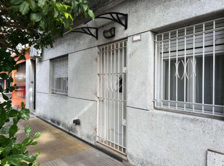 CASA 5 AMBIENTES VENTA FLORES CON PATIO 1