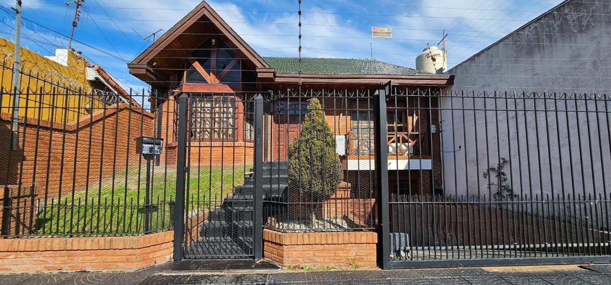 CASA VENTA 4 AMBIENTES BERNAL OESTE PILETA QUINCHO
