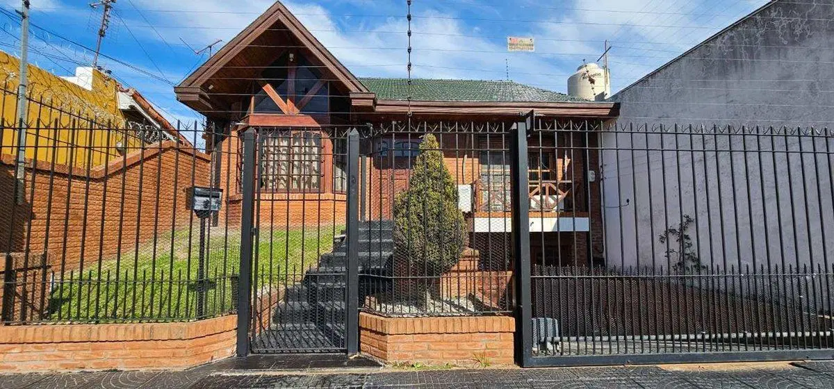 CASA VENTA 4 AMBIENTES BERNAL OESTE PILETA QUINCHO 4