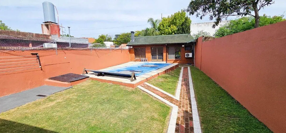 CASA VENTA 4 AMBIENTES BERNAL OESTE PILETA QUINCHO 3