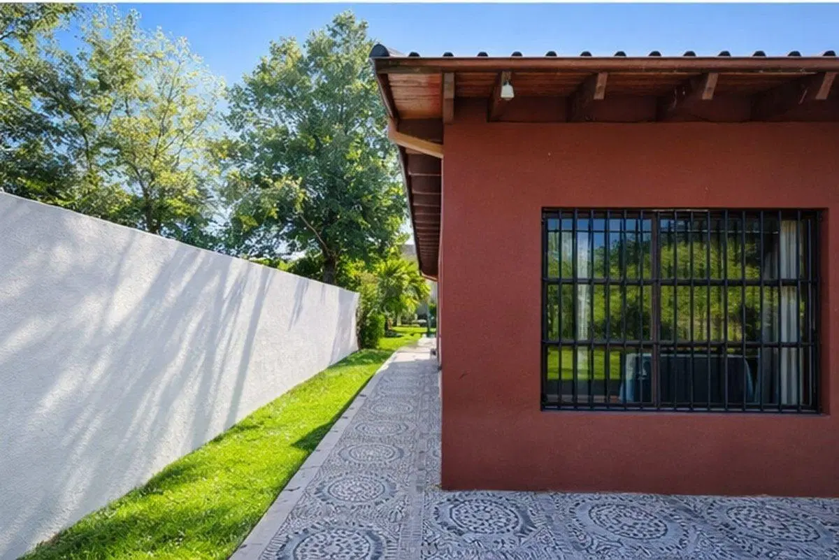 VENTA CASA 3 AMBIENTES LA REJA. PILETA Y QUINCHO 4