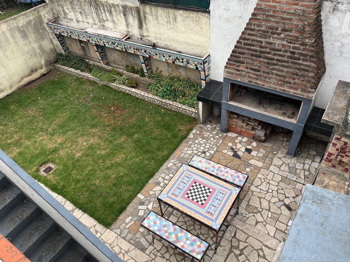VENTA CASA 3 AMBIENTES MONTE GRANDE JARDÍN-COCHERA