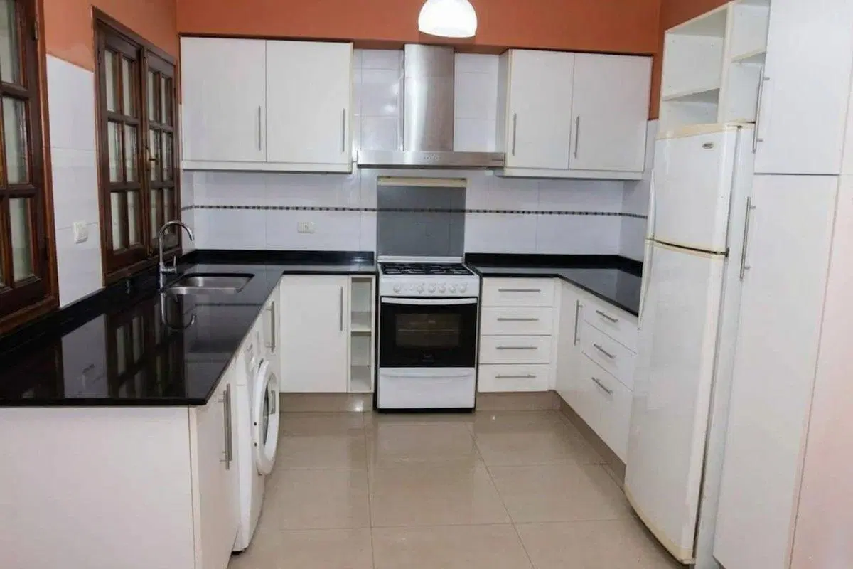 CASA TRIPLEX 5 AMBIENTES VENTA HURLINGHAM COCHERA 2