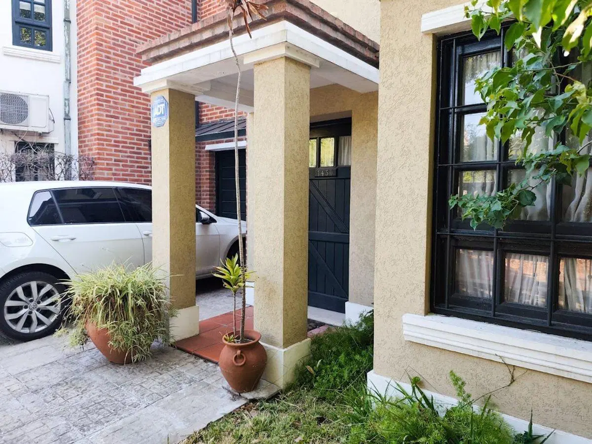 CASA TRIPLEX 5 AMBIENTES VENTA HURLINGHAM COCHERA 3