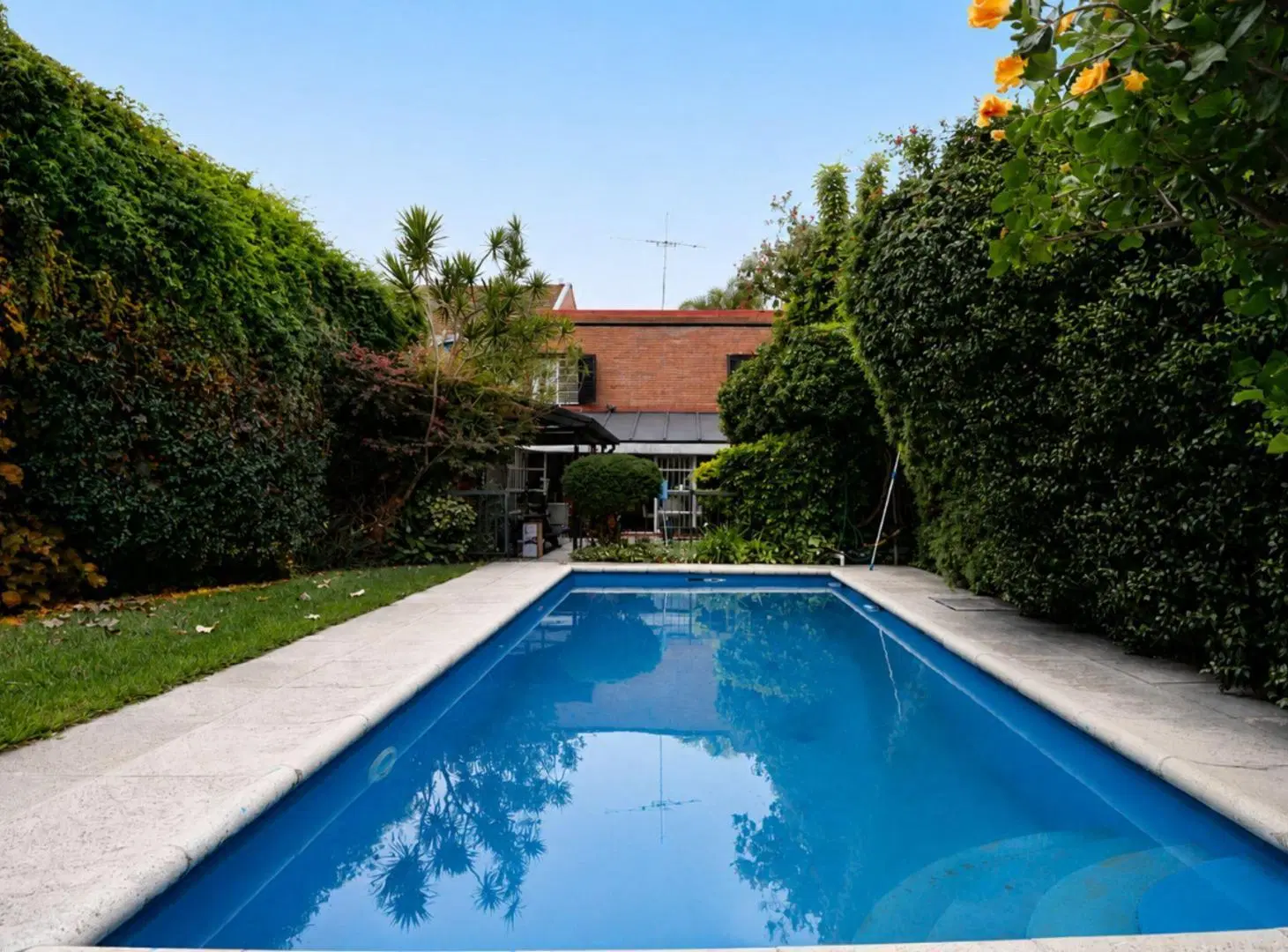 VENTA CASA 5 AMBIENTES  COGHLAN PILETA 4