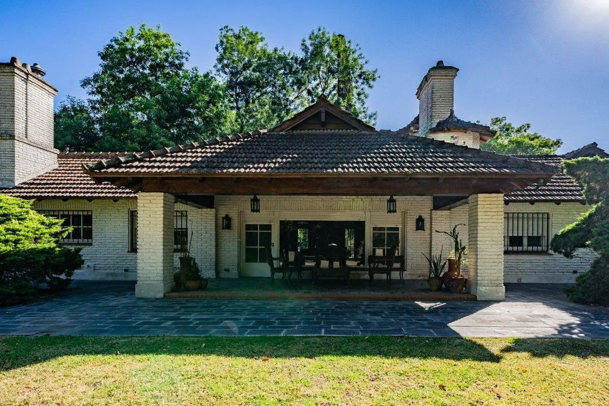 Casa 6 ambientes en venta en Escobar con pileta 3