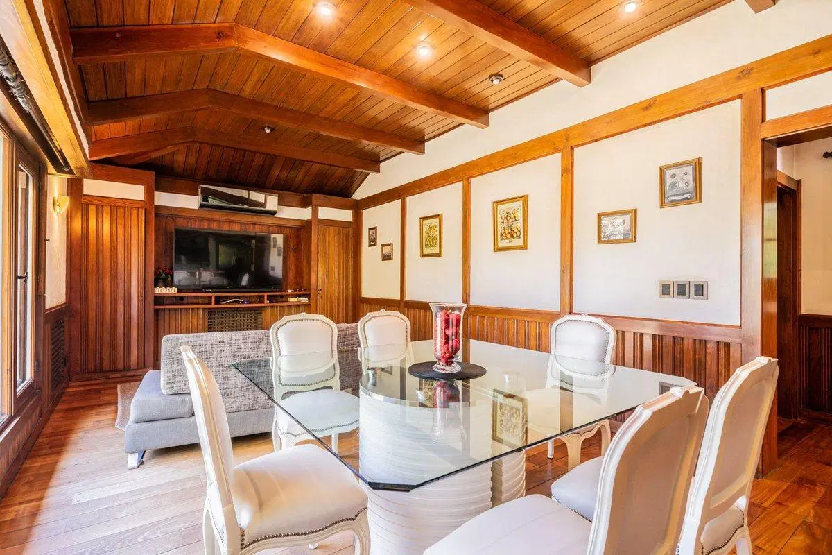 Casa 6 ambientes en venta en Escobar con pileta 2