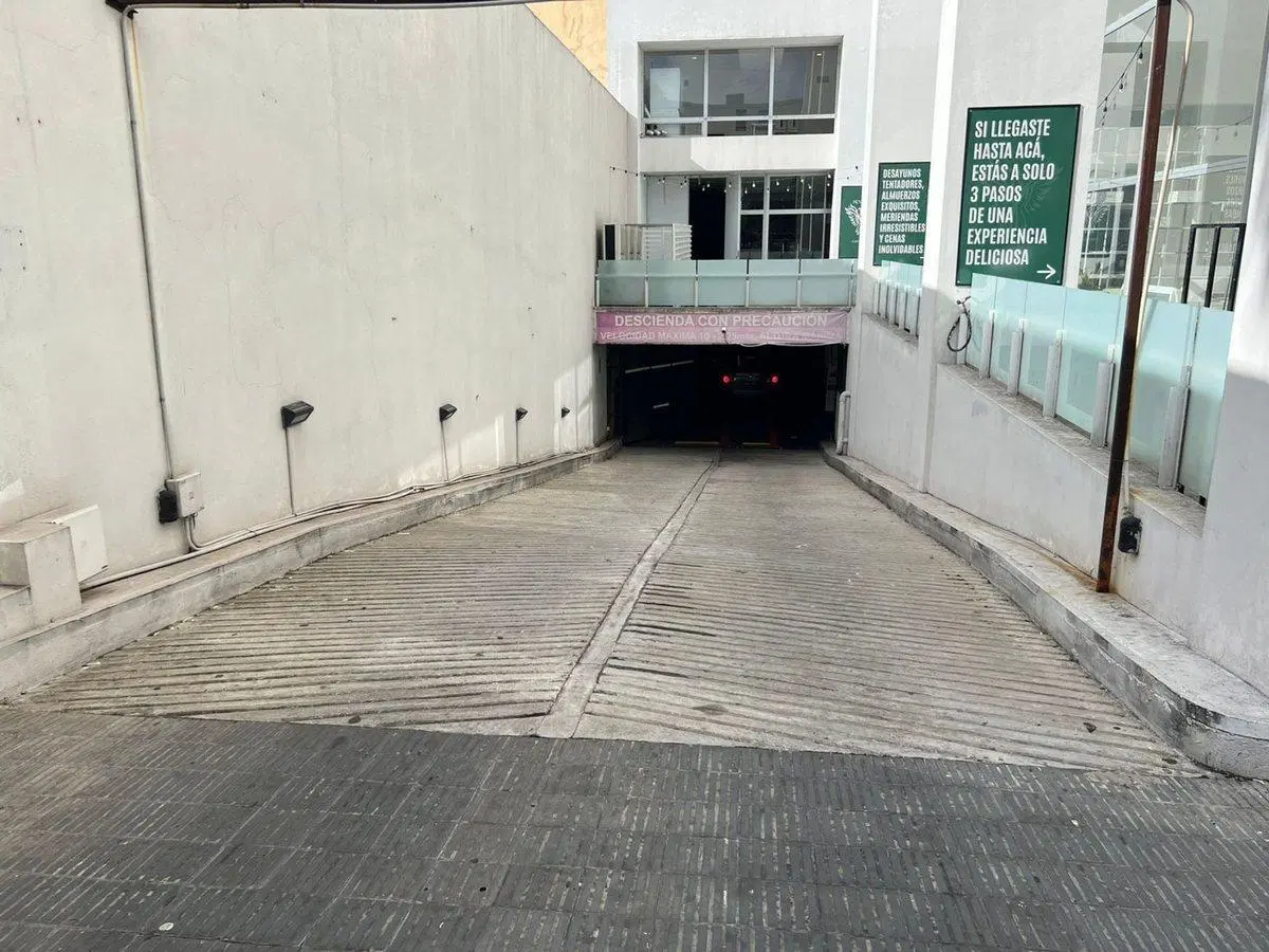 VENTA DE COCHERA CUBIERTA MONSERRAT 2