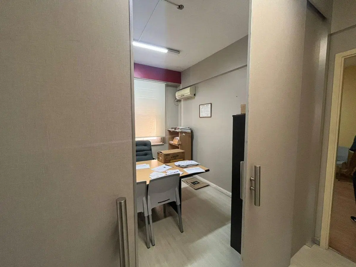 VENTA OFICINA DE 3 AMBIENTES MONSERRAT 3